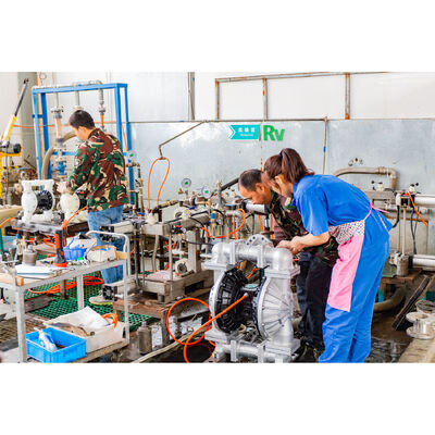 Высокопроизводительный мембранный насос с пневматическим приводом, производительностью 1022 л/мин, максимальным давлением 120 фунтов на квадратный дюйм и материалом из ковкого чугуна